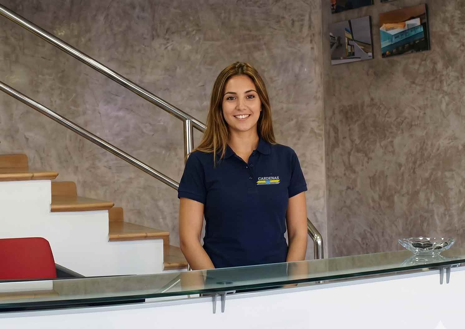 Personal de atención al cliente en la recepción de las oficinas centrales de Cárdenas S.L., listos para gestionar proyectos de cerramientos de aluminio.