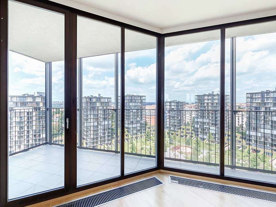 cerramienbto de aluminio fabricado e instaladas en una terraza balcón de un piso de Cornellà de Llobregat