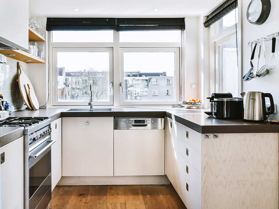 ventana fabricada e instalada en una cocina de una vivienda de Cornellà de Llobregat