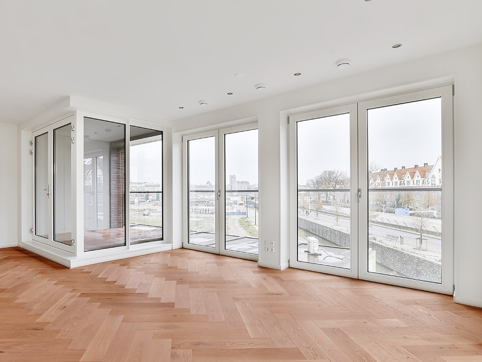 puertas y ventanas de aluminio de un comedor fabricadas e instaladas en un piso de Cornellà de Llobregat